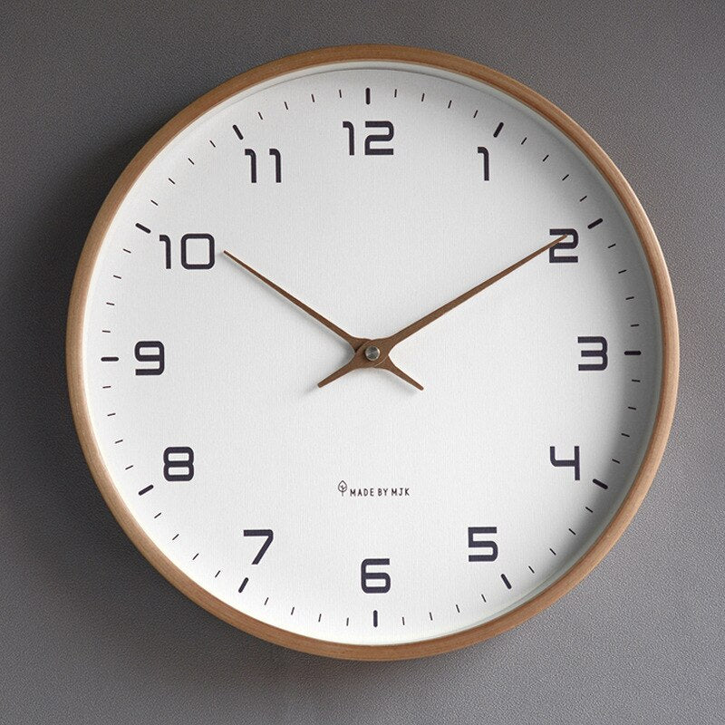 Skandinavische Eleganz: Holz-Wanduhr im minimalistischen Design