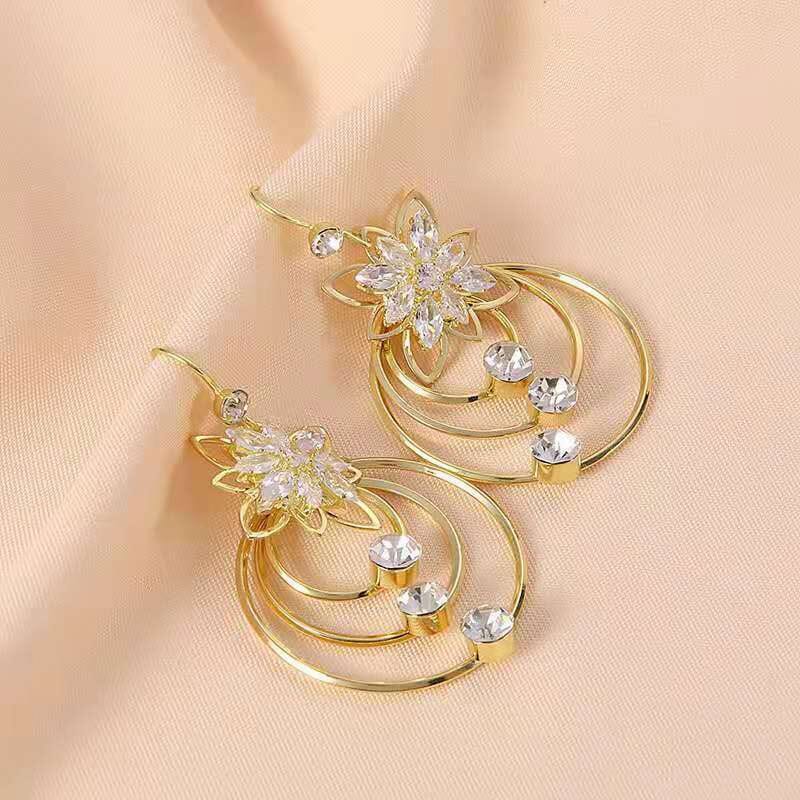 Elegante Lotus Ohrringe mit Kristallakzenten