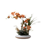 Moderne Vase mit realistischer Blumenanordnung