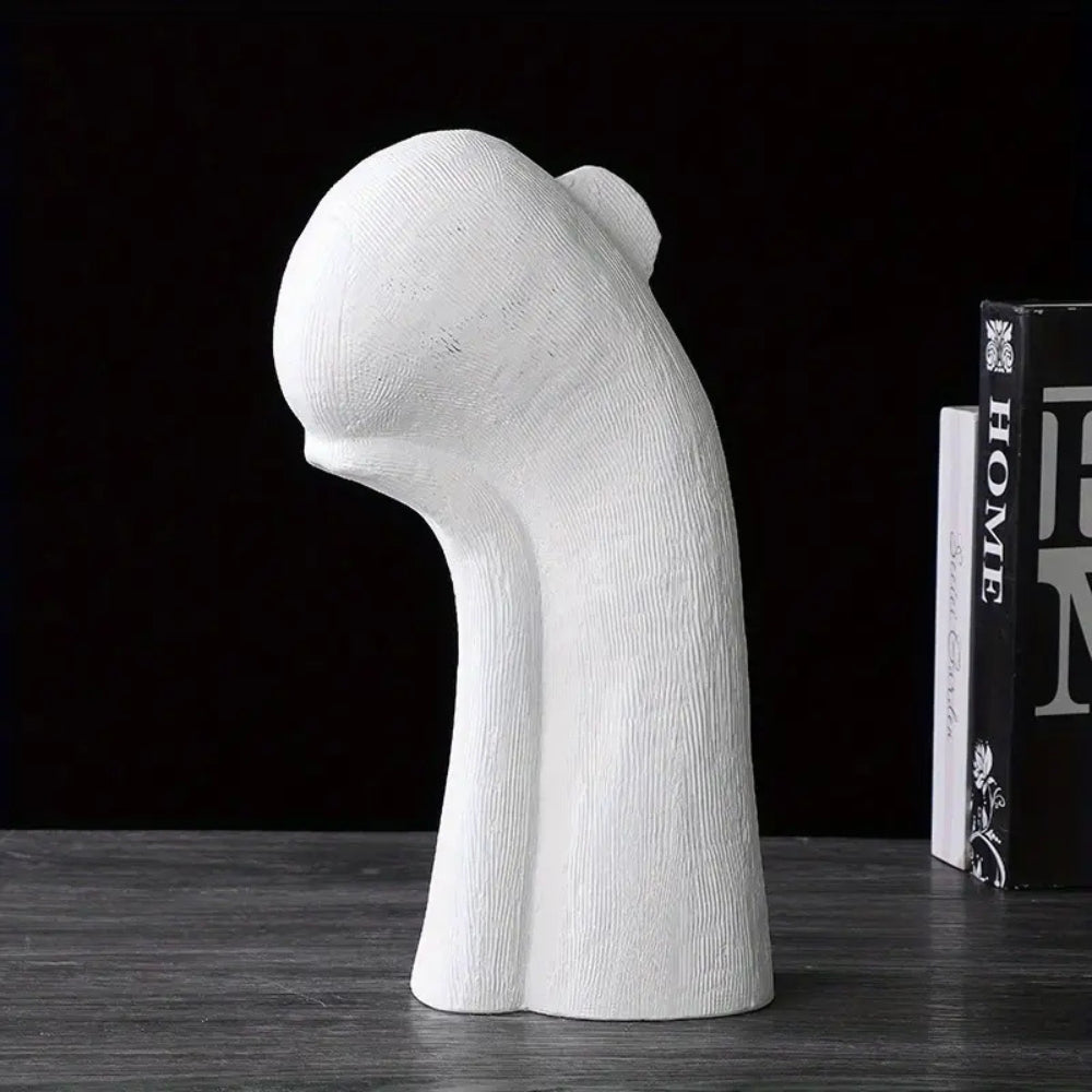 Skulptur einer ruhenden abstrakten Figur