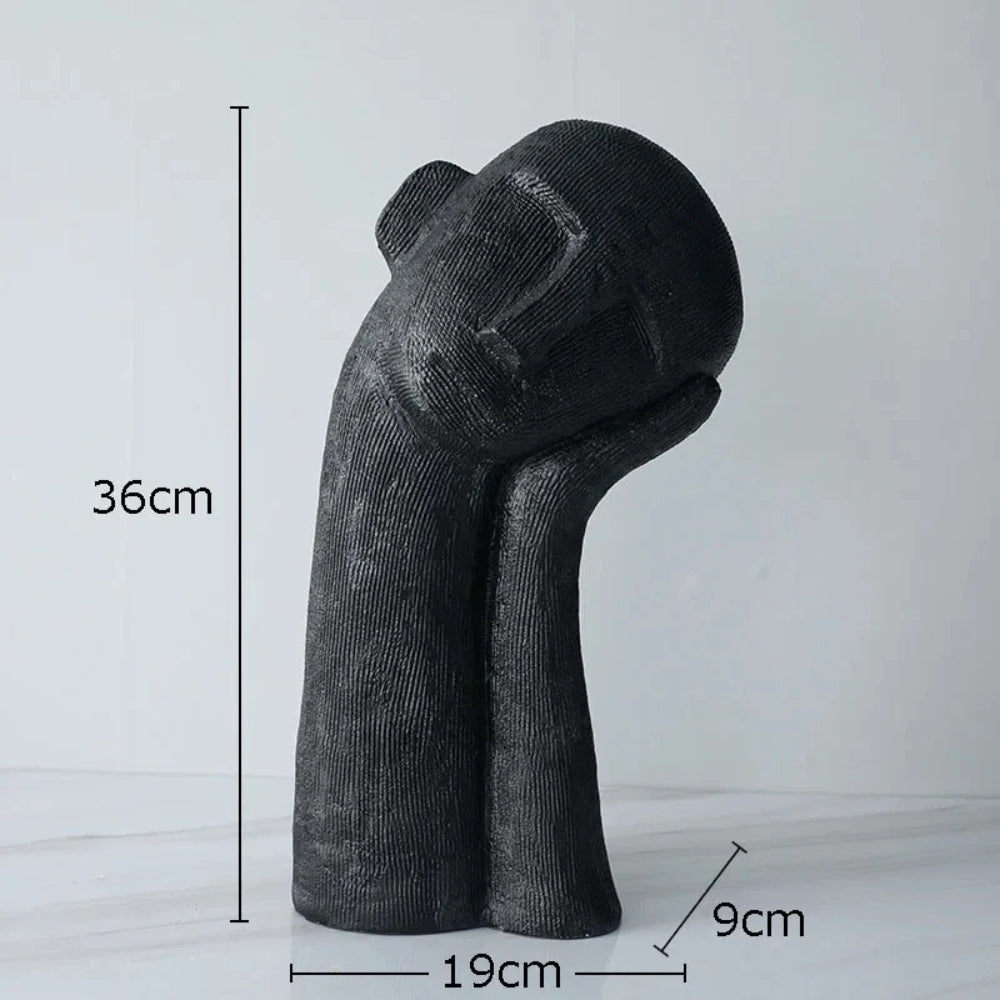 Skulptur einer ruhenden abstrakten Figur