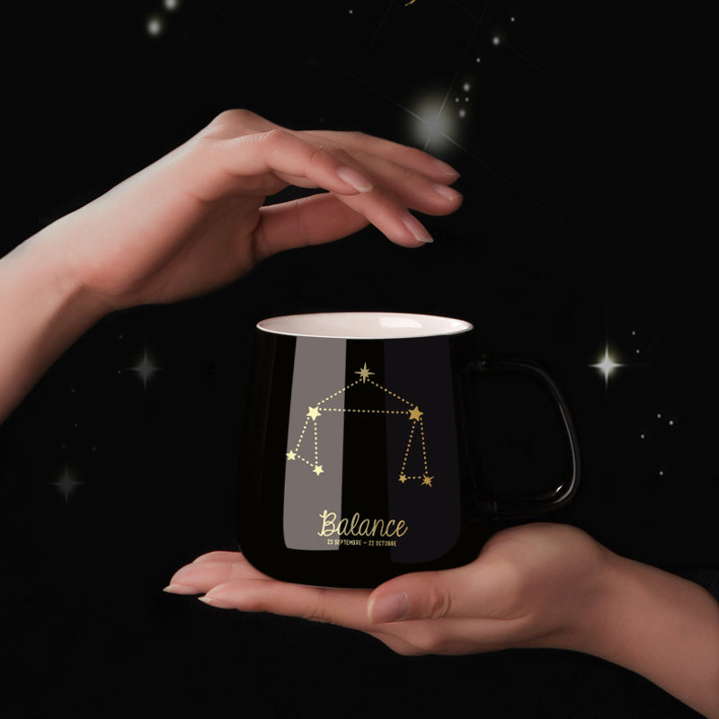 Becher mit Sternenmotiv
