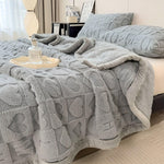Warmes Fleece Winterdecke mit doppelseitigem Herz- und Buchstabendesign