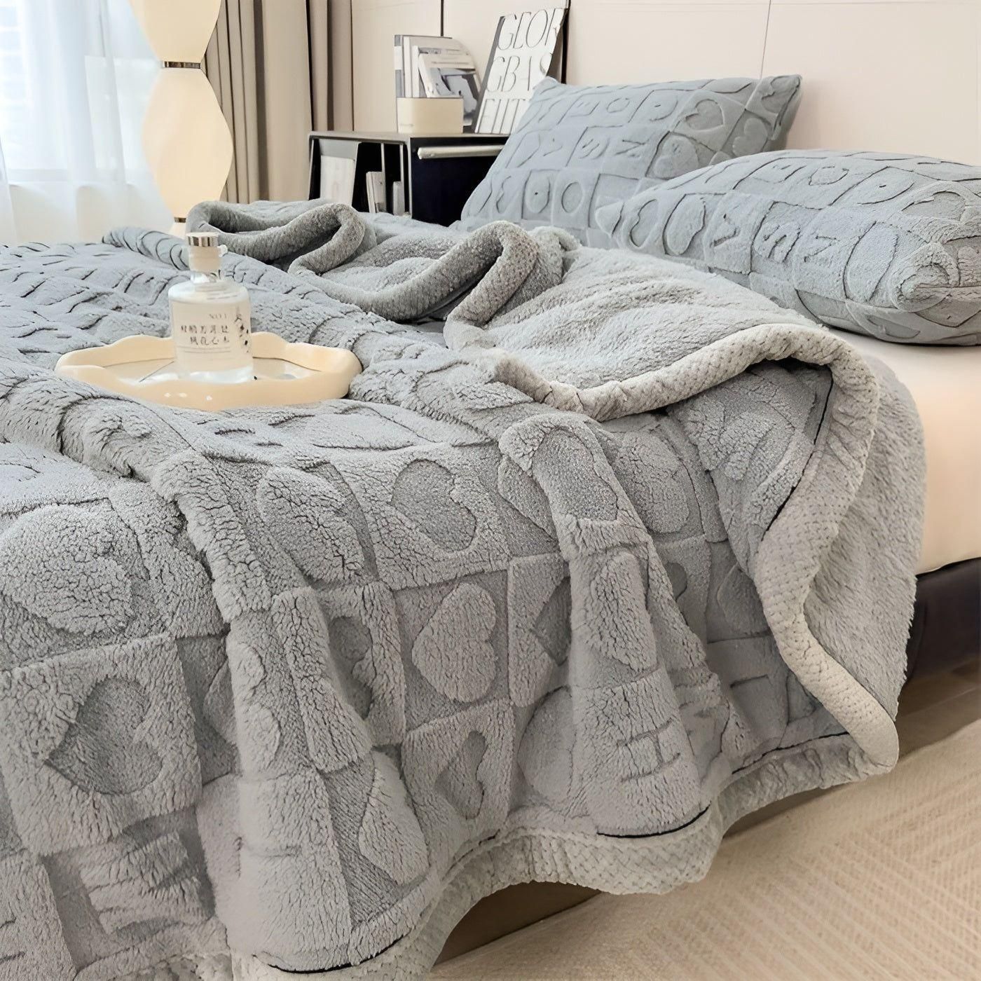 Warmes Fleece Winterdecke mit doppelseitigem Herz- und Buchstabendesign