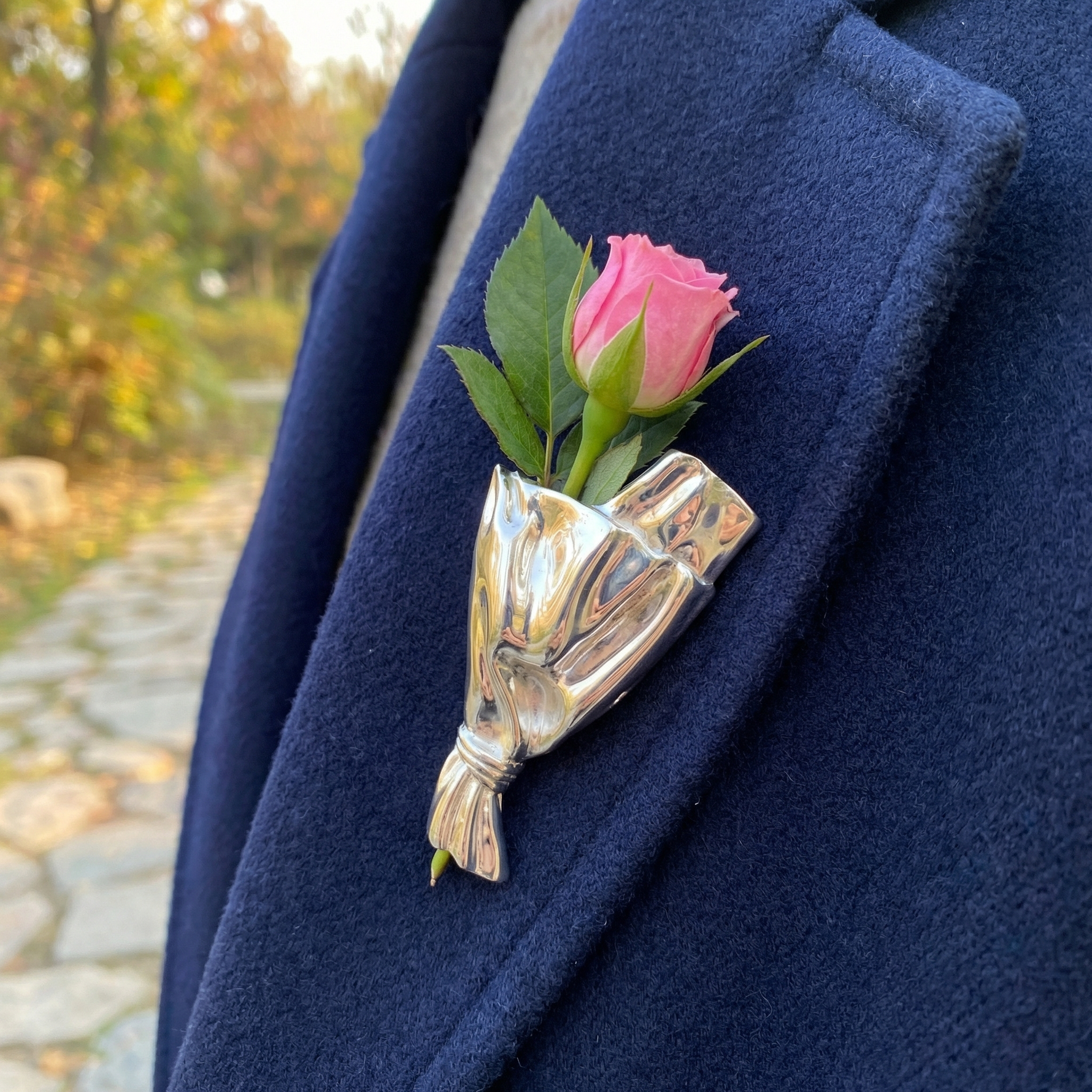 Elegante Brosche mit Mini-Vase für frische Blumen