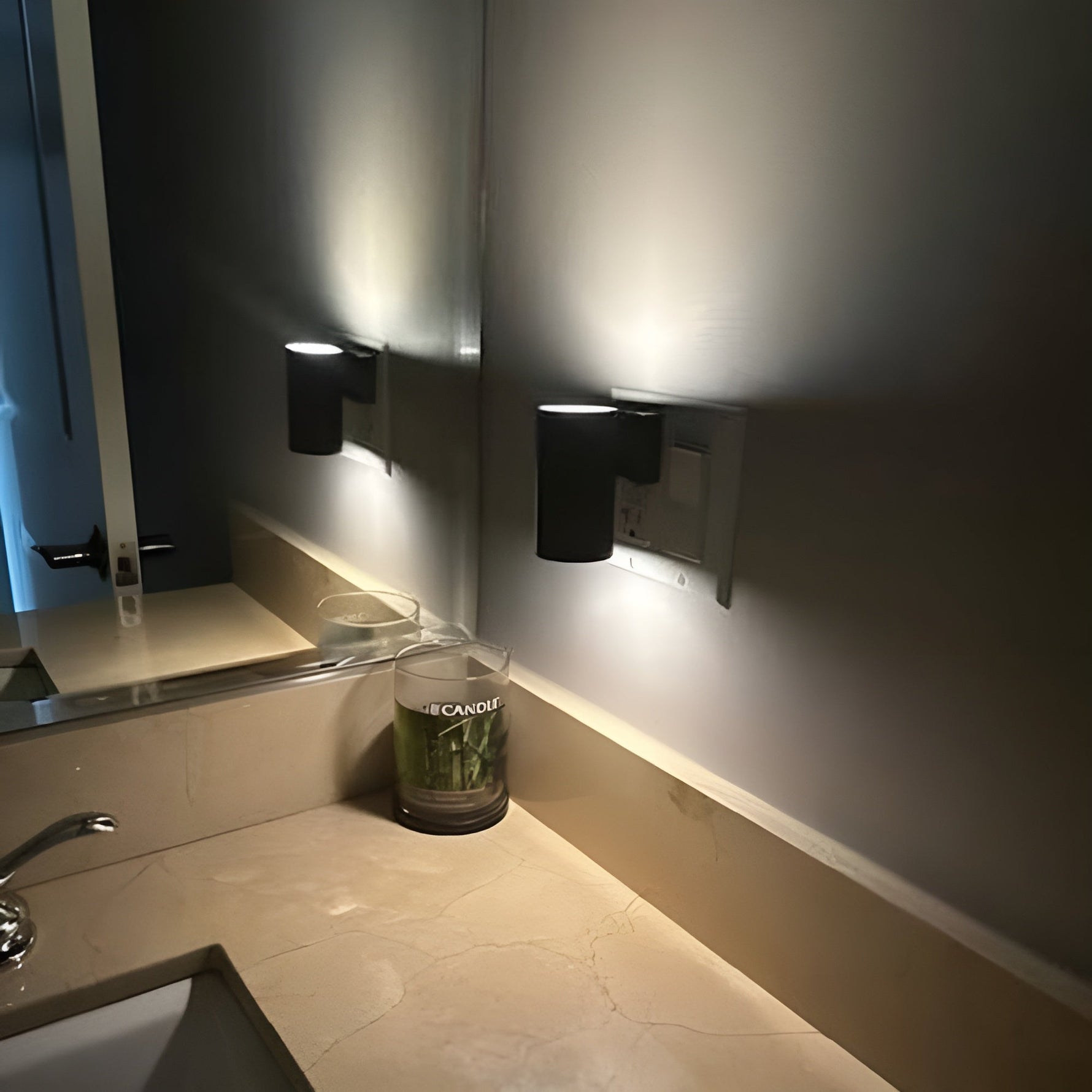 Verstellbare LED Nachtleuchte mit Drehschalter – Warmweißes Licht