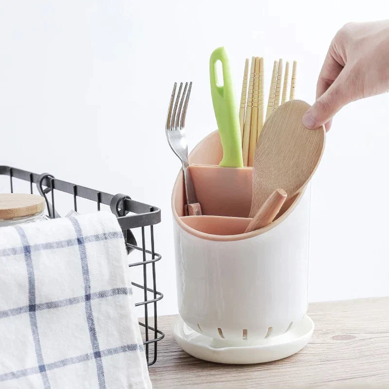 Praktischer Besteckorganizer mit Abtropfbehälter