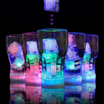 Bunte LED-Eiswürfel mit Wasseraktivierung