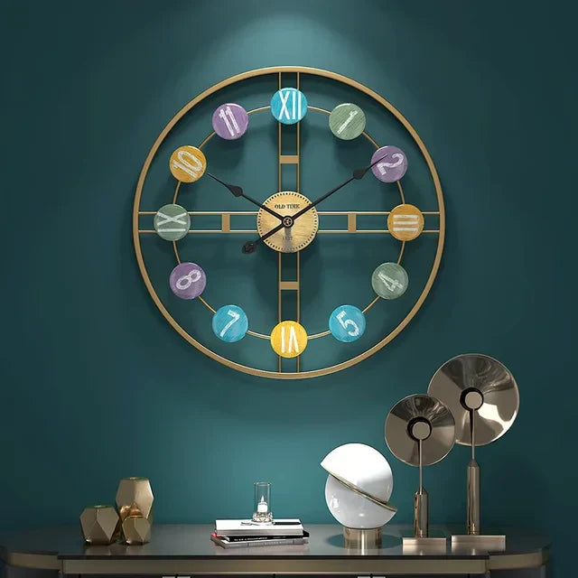 Große Vintage Wanduhr mit römischen Ziffern und Metallrahmen