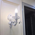 Elegante Wandlampe für Kerzen mit Kristallverzierung in Weiß