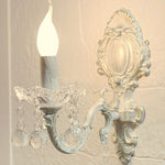 Elegante Wandlampe für Kerzen mit Kristallverzierung in Weiß