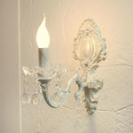 Elegante Wandlampe für Kerzen mit Kristallverzierung in Weiß