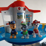 Abenteuerliches Spielzeugset mit Rutsche und Spielturm