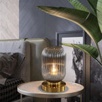 Elegante Tischlampe mit ovalem Glasdesign und sanfter Beleuchtung