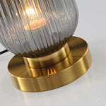 Elegante Tischlampe mit ovalem Glasdesign und sanfter Beleuchtung