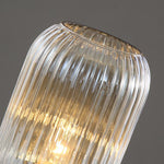 Elegante Tischlampe mit ovalem Glasdesign und sanfter Beleuchtung