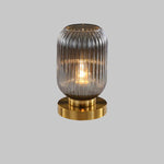 Elegante Tischlampe mit ovalem Glasdesign und sanfter Beleuchtung