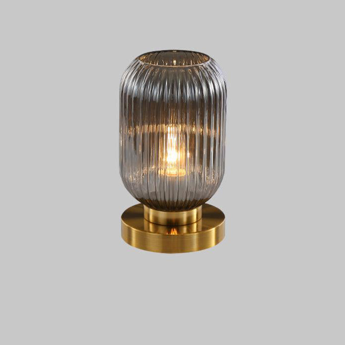 Elegante Tischlampe mit ovalem Glasdesign und sanfter Beleuchtung