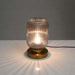 Elegante Tischlampe mit ovalem Glasdesign und sanfter Beleuchtung