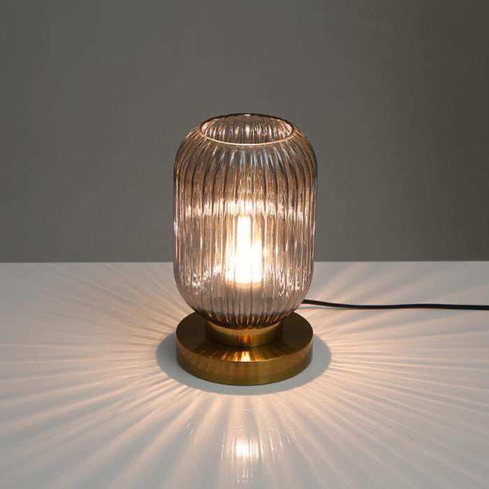 Elegante Tischlampe mit ovalem Glasdesign und sanfter Beleuchtung
