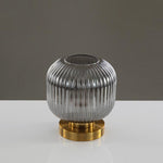 Elegante Tischlampe mit ovalem Glasdesign und sanfter Beleuchtung