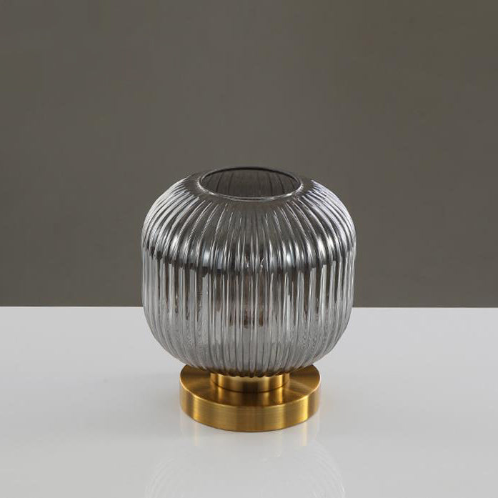 Elegante Tischlampe mit ovalem Glasdesign und sanfter Beleuchtung