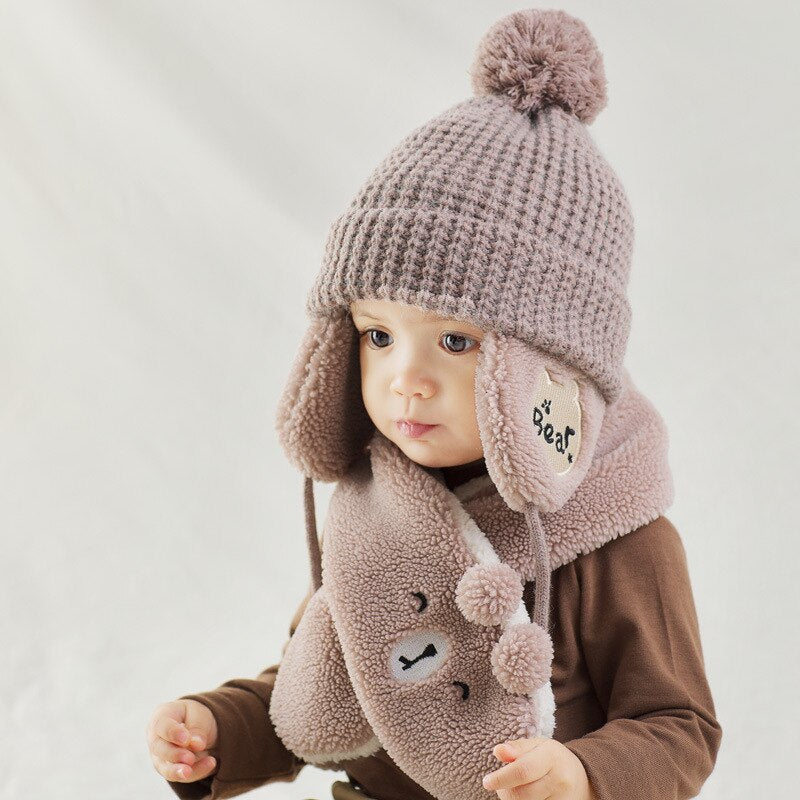 Wintermütze für Babys mit Ohrenschutz und passendem Schal