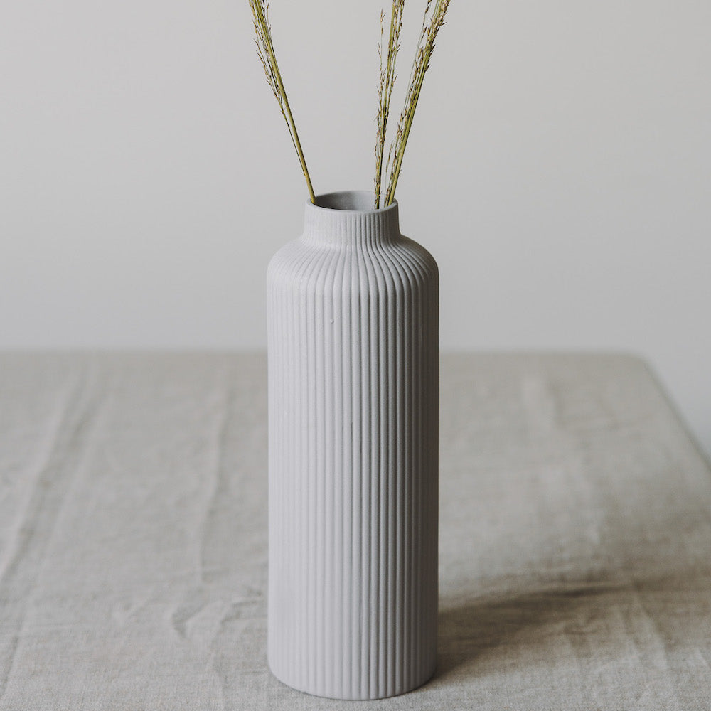 Elegante Keramikvase in hellem Grau für stilvolle Akzente