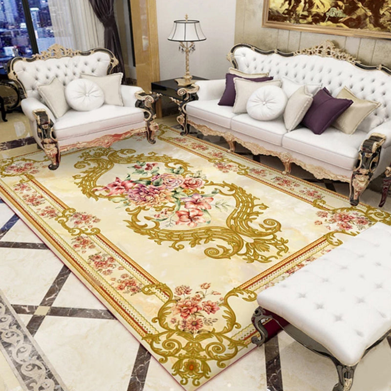 Bunt gemusterter Teppich für stilvolle Wohnräume