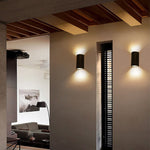 Minimalistische schwarze LED-Wandleuchte in geometrischer Form aus Aluminium für die Terrasse