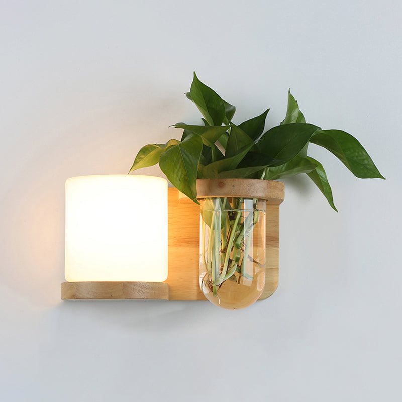 Elegante Wandleuchte mit Pflanzenbehälter aus Holz