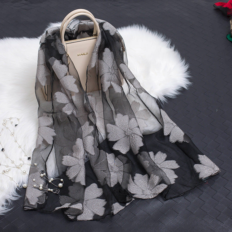 Blütenzauber | Eleganter Seidenschal mit floralen Motiven
