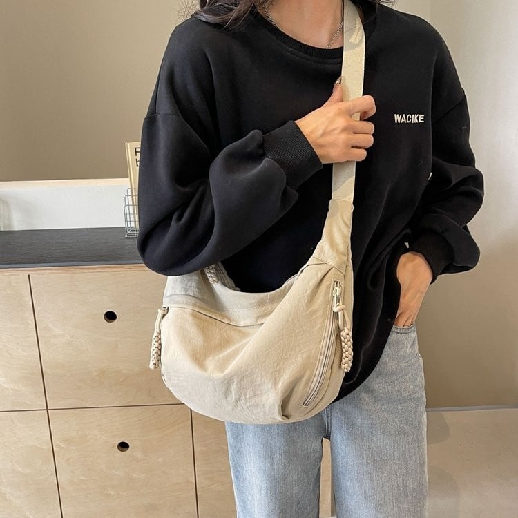 Leichte Schultertasche aus strapazierfähigem Nylon mit intelligenter Fächeraufteilung
