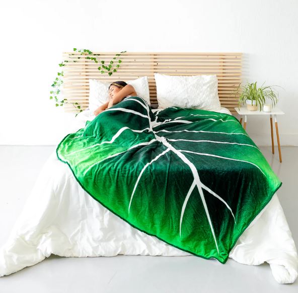 Leaf-shaped Snuggle Blanket – Cozy and Stylish