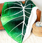 Leaf-shaped Snuggle Blanket – Cozy and Stylish