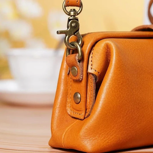 Retro-Inspirierte Ledertasche – Handgefertigt für Stilbewusste