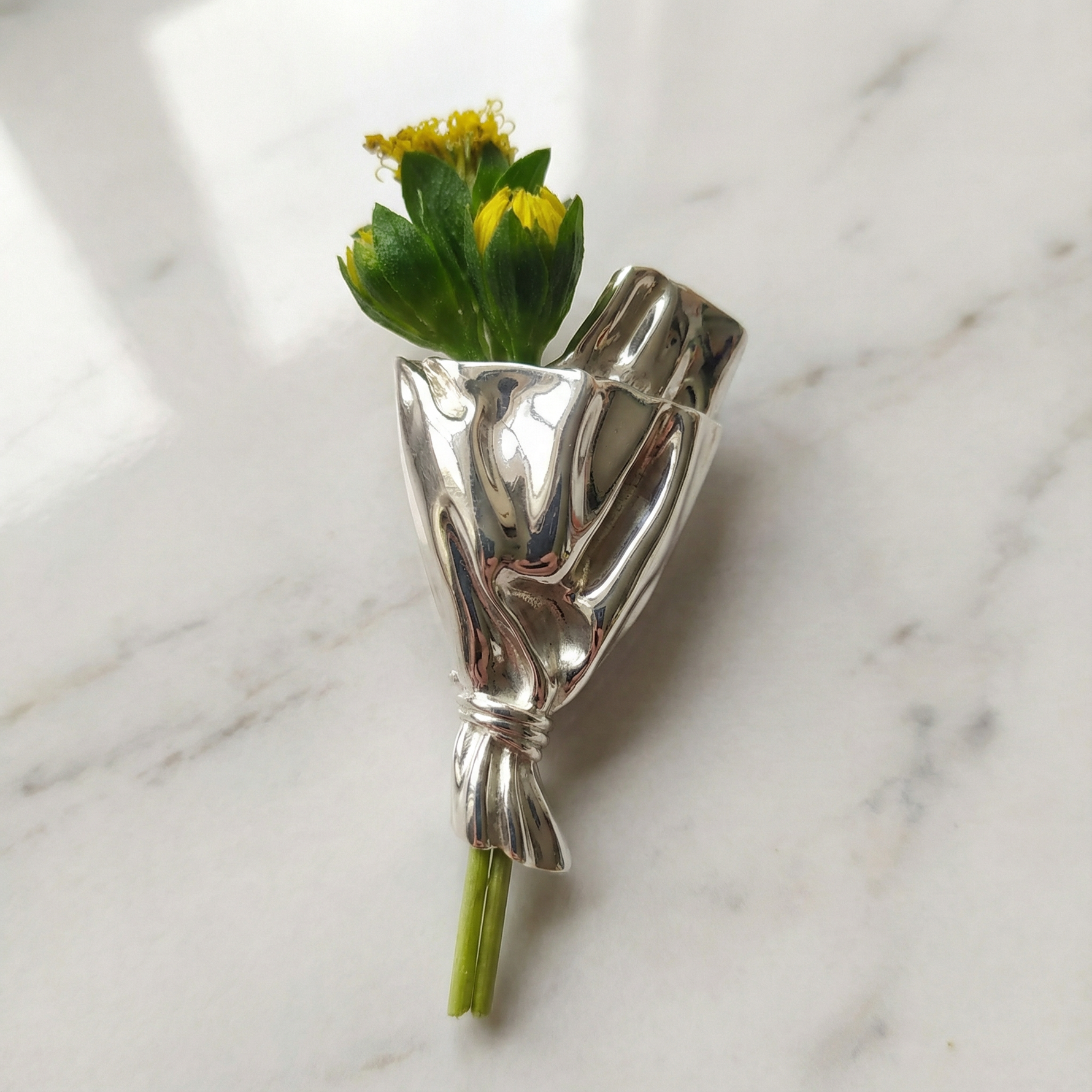 Elegante Brosche mit Mini-Vase für frische Blumen