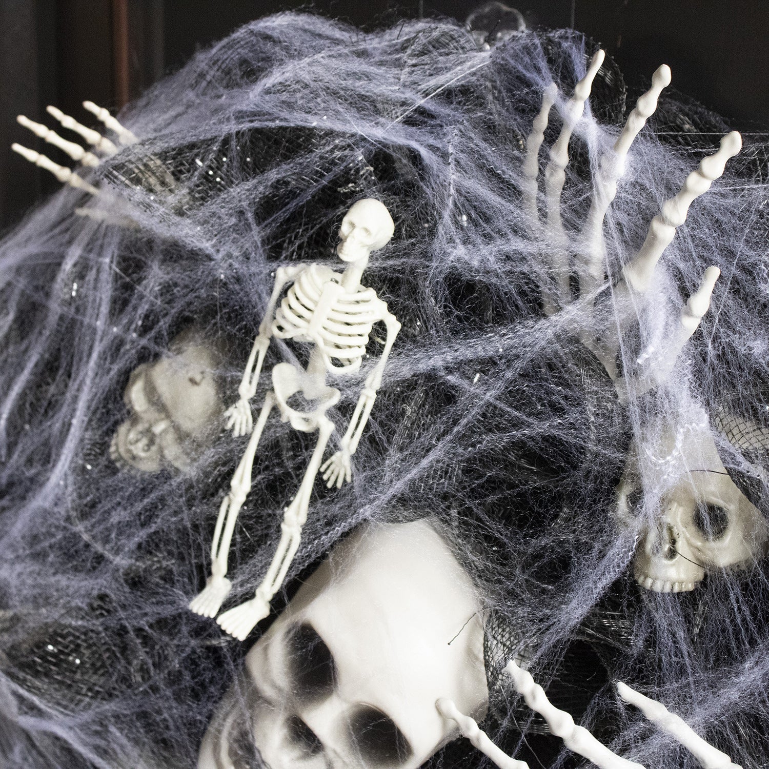 Schauriger Kranz – Netz-Skelett Girlande für Halloween