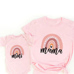 Passendes T-Shirt und Strampler im Regenbogen-Design für Mama und Tochter