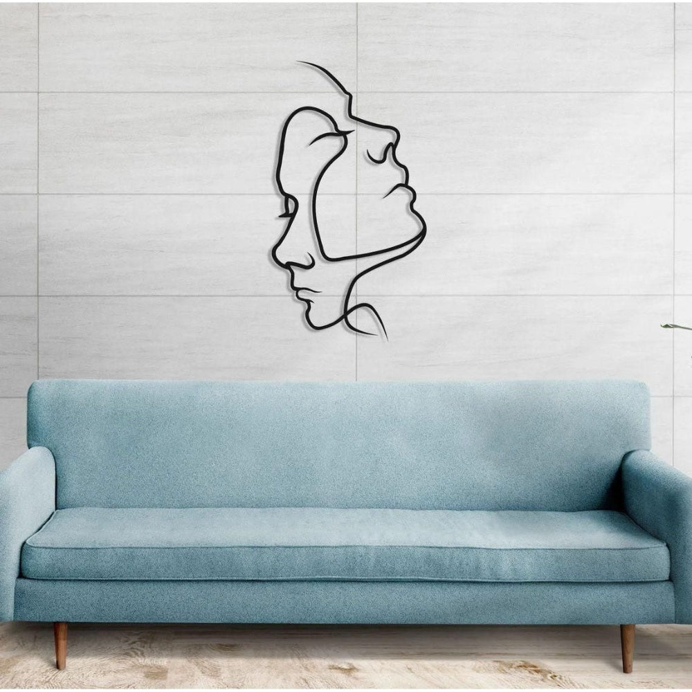 Minimalistische Wanddekoration mit abstrakter Liebesdarstellung