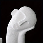 Skulptur einer ruhenden abstrakten Figur