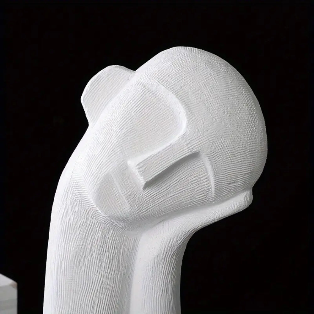 Skulptur einer ruhenden abstrakten Figur