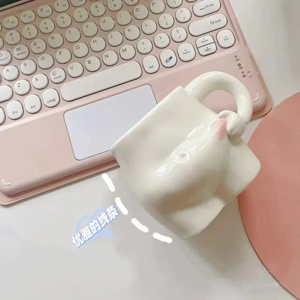 Charmante Keramiktasse mit rundem Bauchdesign