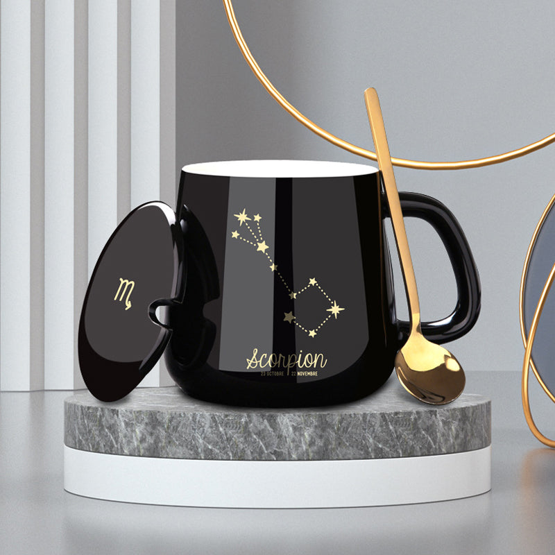 Becher mit Sternenmotiv