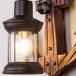 Rustikale Wandlampe aus Holz mit Voltyx Laterne