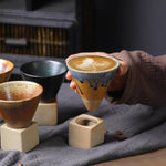 Große Keramikkaffeetasse mit konischer Nahtbasis - Becher und Untersetzer Set