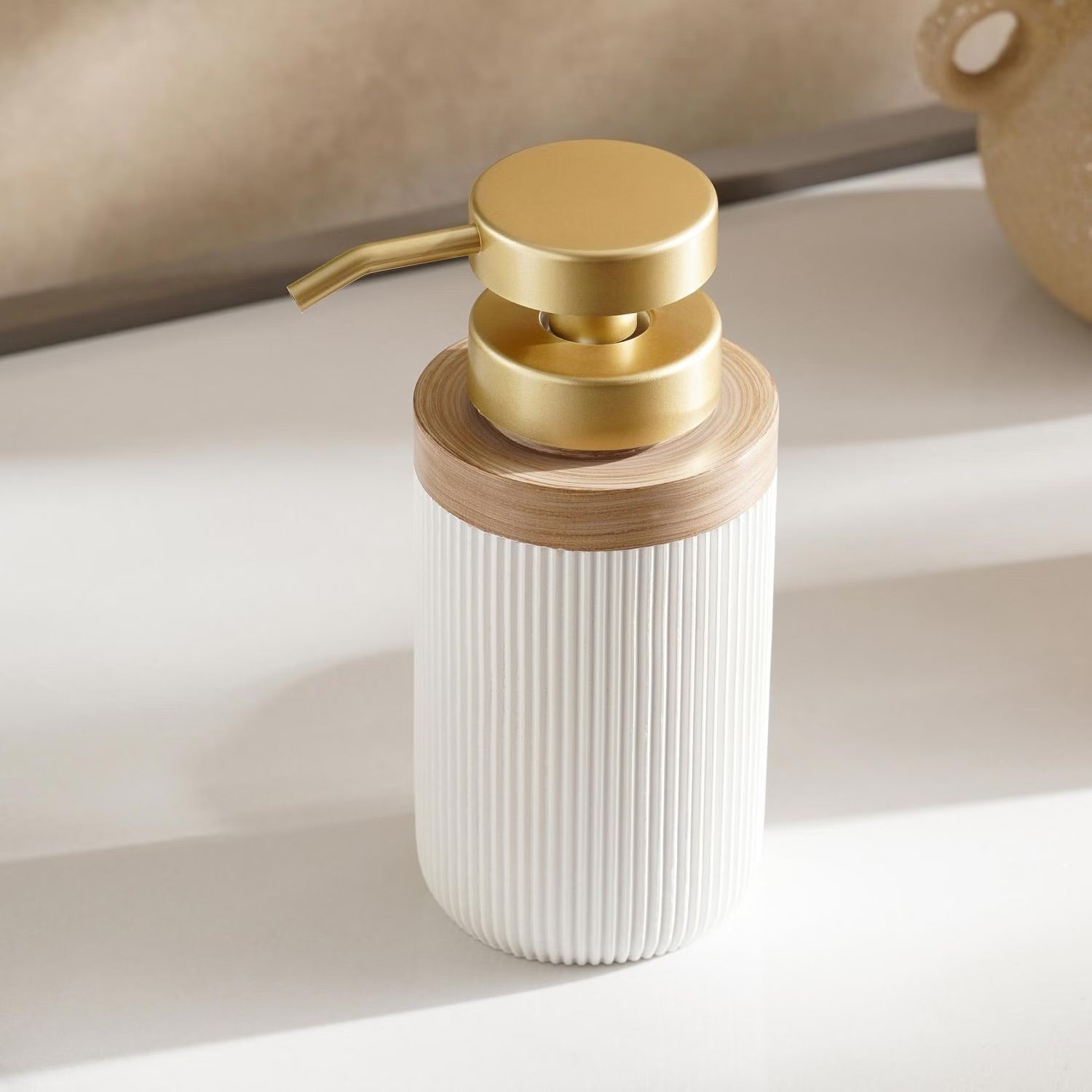 Elegantes Set aus Seifenschale, Spender und Becher für Ihr Bad