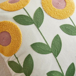 Kissenbezug mit fröhlichem Blumen- und Pflanzenmuster
