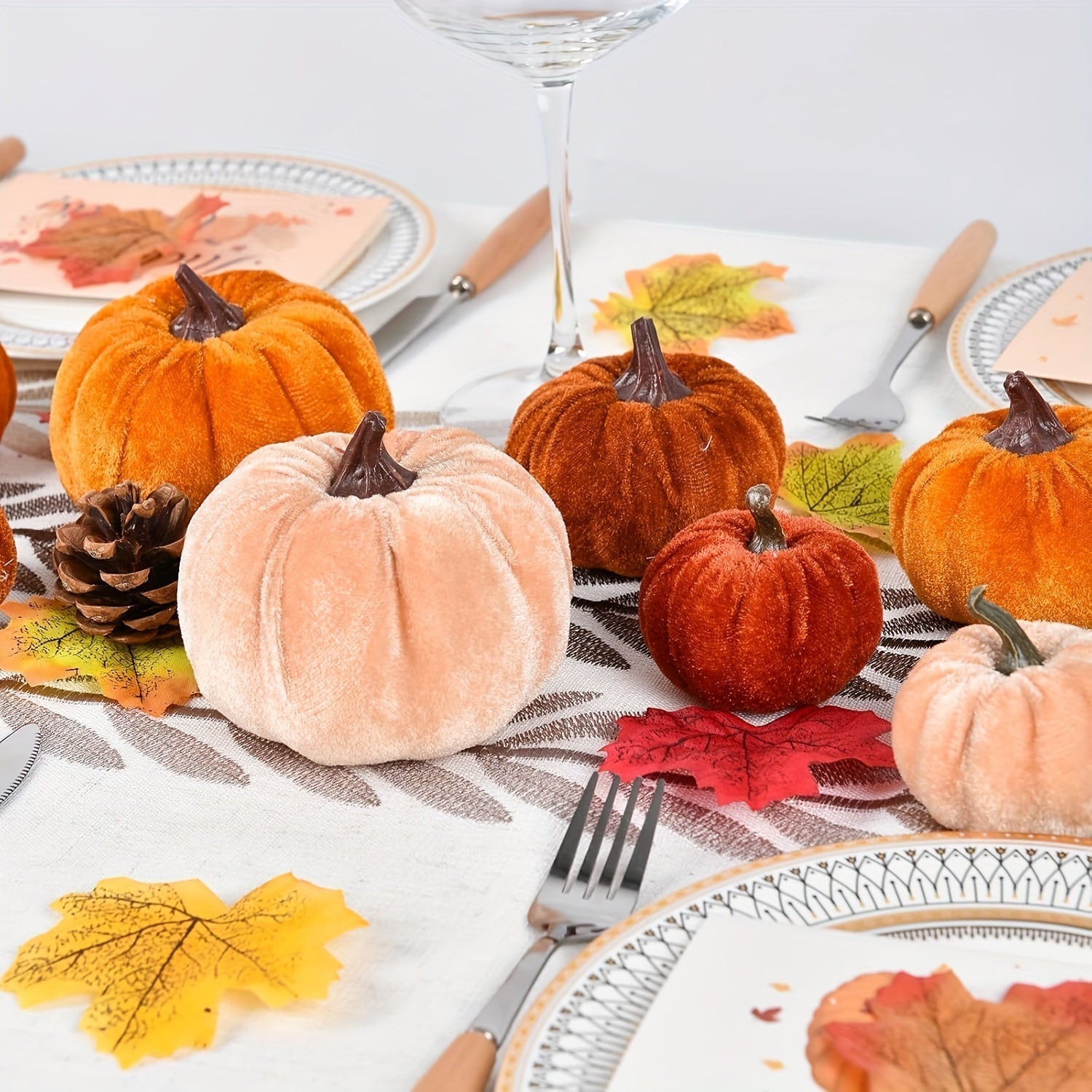 Herbstdekorationsset mit 12 künstlichen Kürbissen in Samtoptik