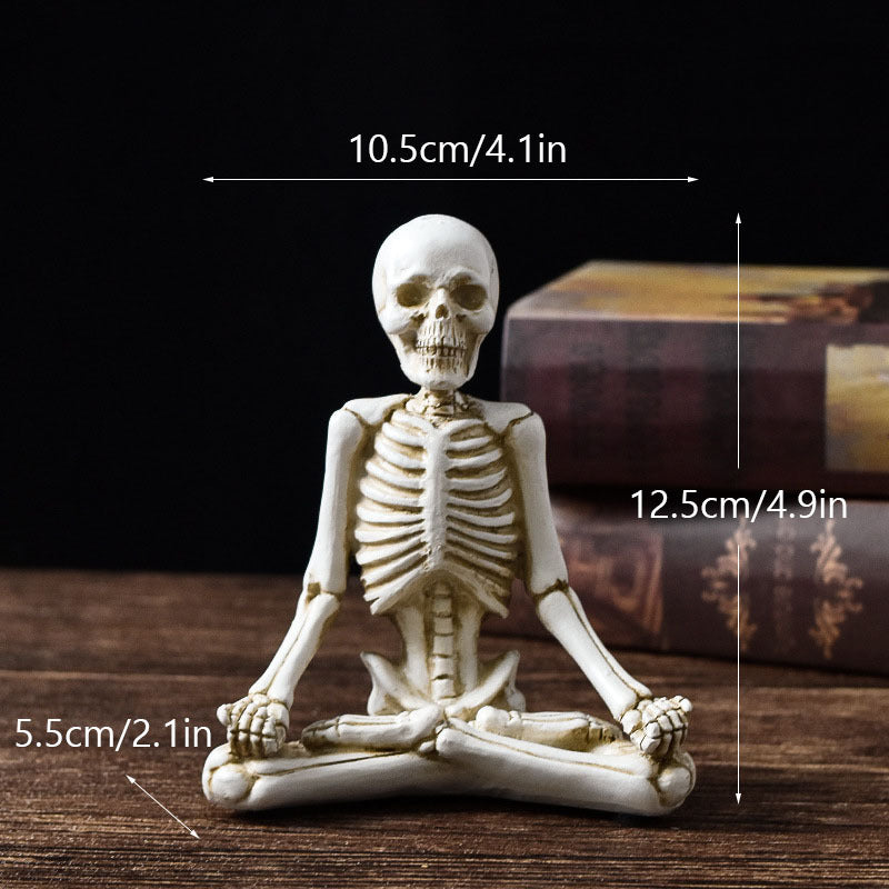 Vintage Halloween Figurine – Dekoratives Kunstwerk in Schwarz oder Weiß